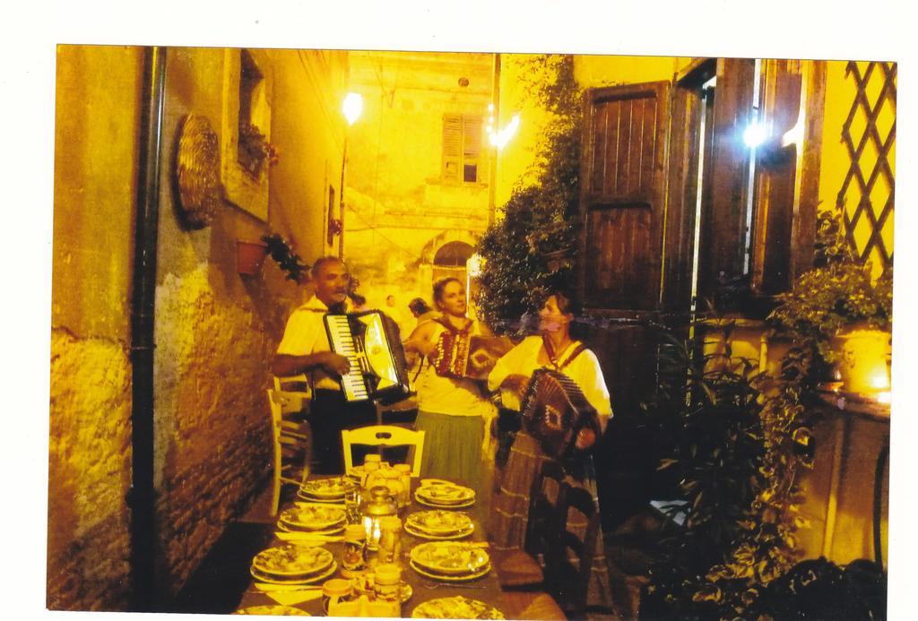 Casa Isabella B&B Рока Сан Джовани Екстериор снимка